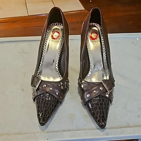 Red Circle Heels, Sz 8.5, Brown, Buckle Design Silvertone Round & Square Studs - Picture 8 of 16